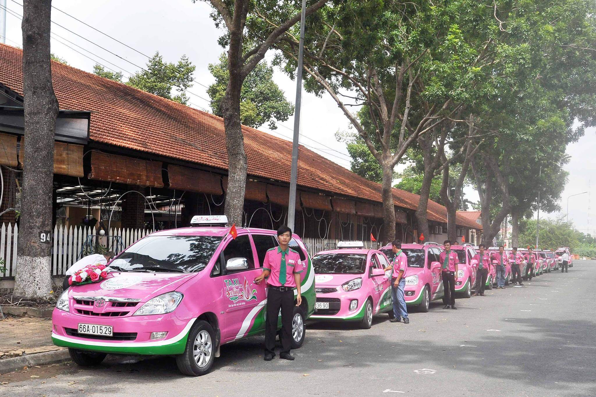 Taxi Sen Hồng sẵn sàng phục vụ khách