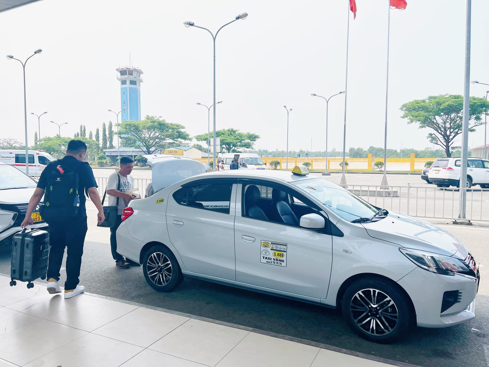 Taxi Vàng sẵn sàng phục vụ khách