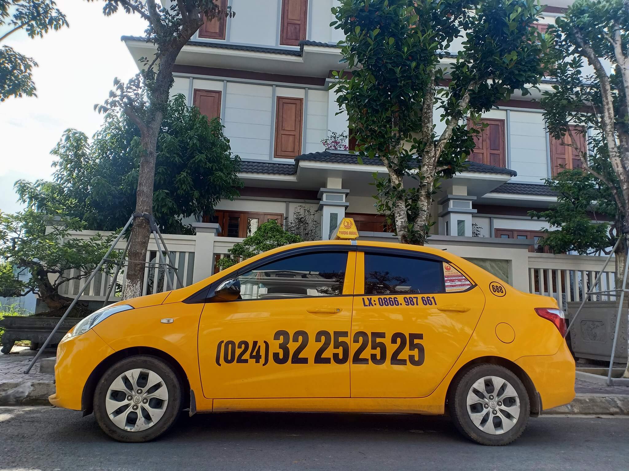 Xe taxi Phượng Hoàng sẵn sàng phục vụ khách