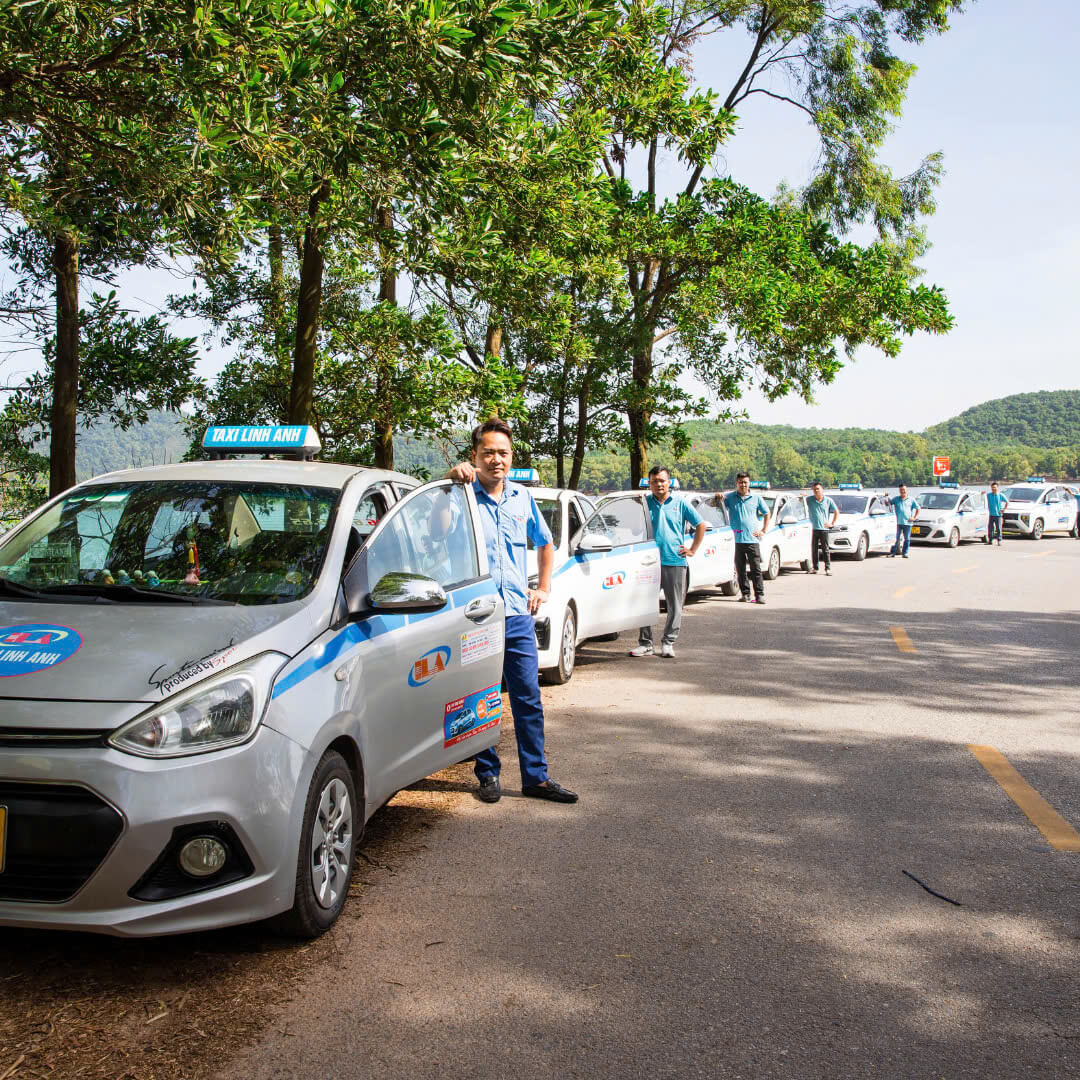 Linh Anh hân hạnh đón tiếp khách hàng