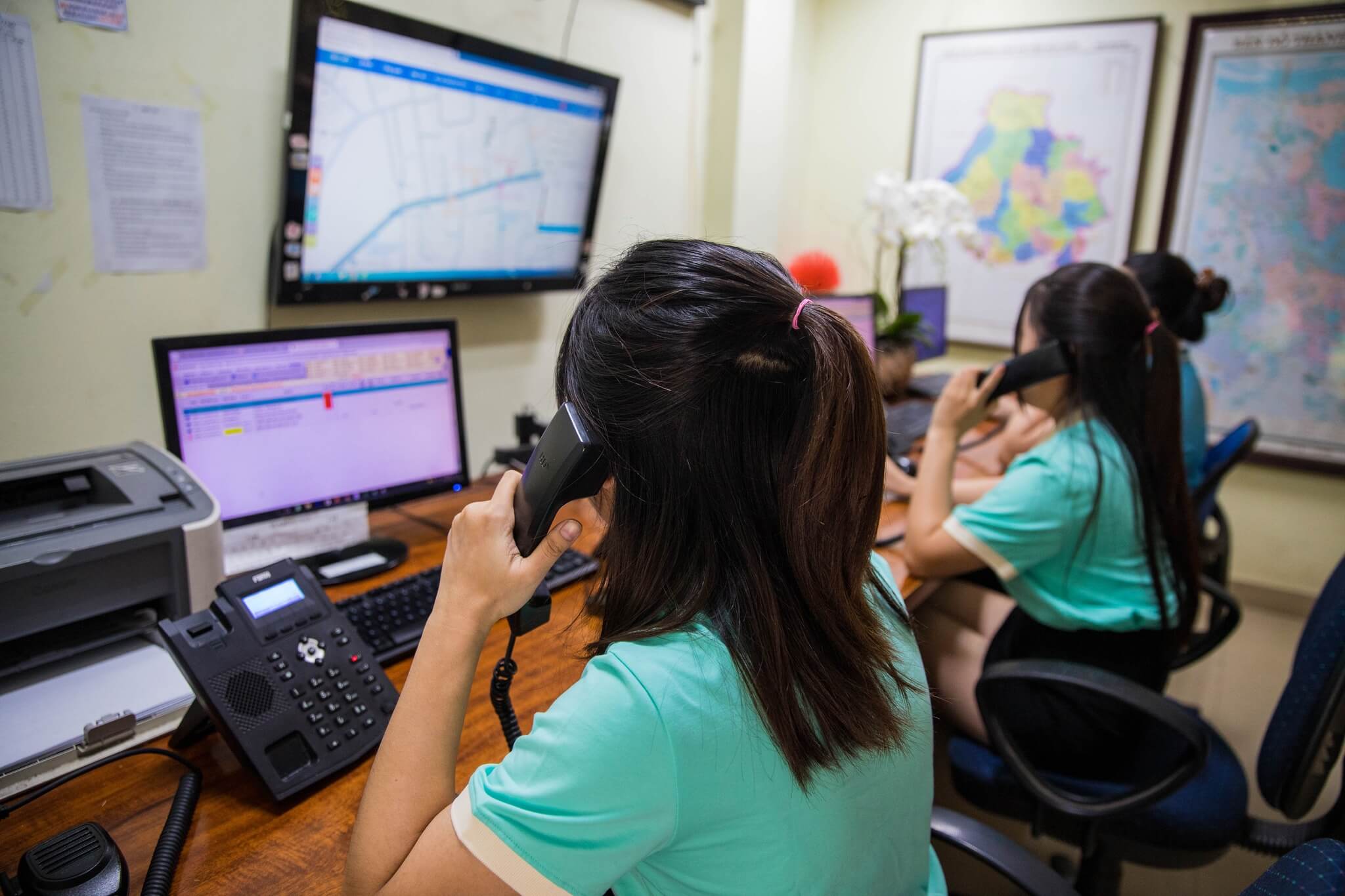 Liên hệ hotline để đặt xe nhanh chóng